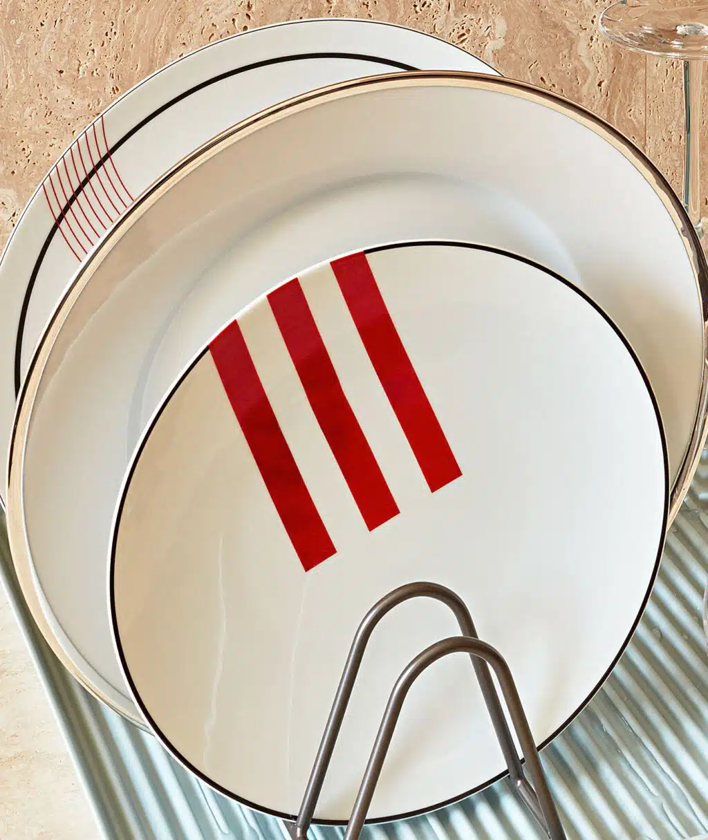 Assiettes de la collection Initiales dans une cuisine