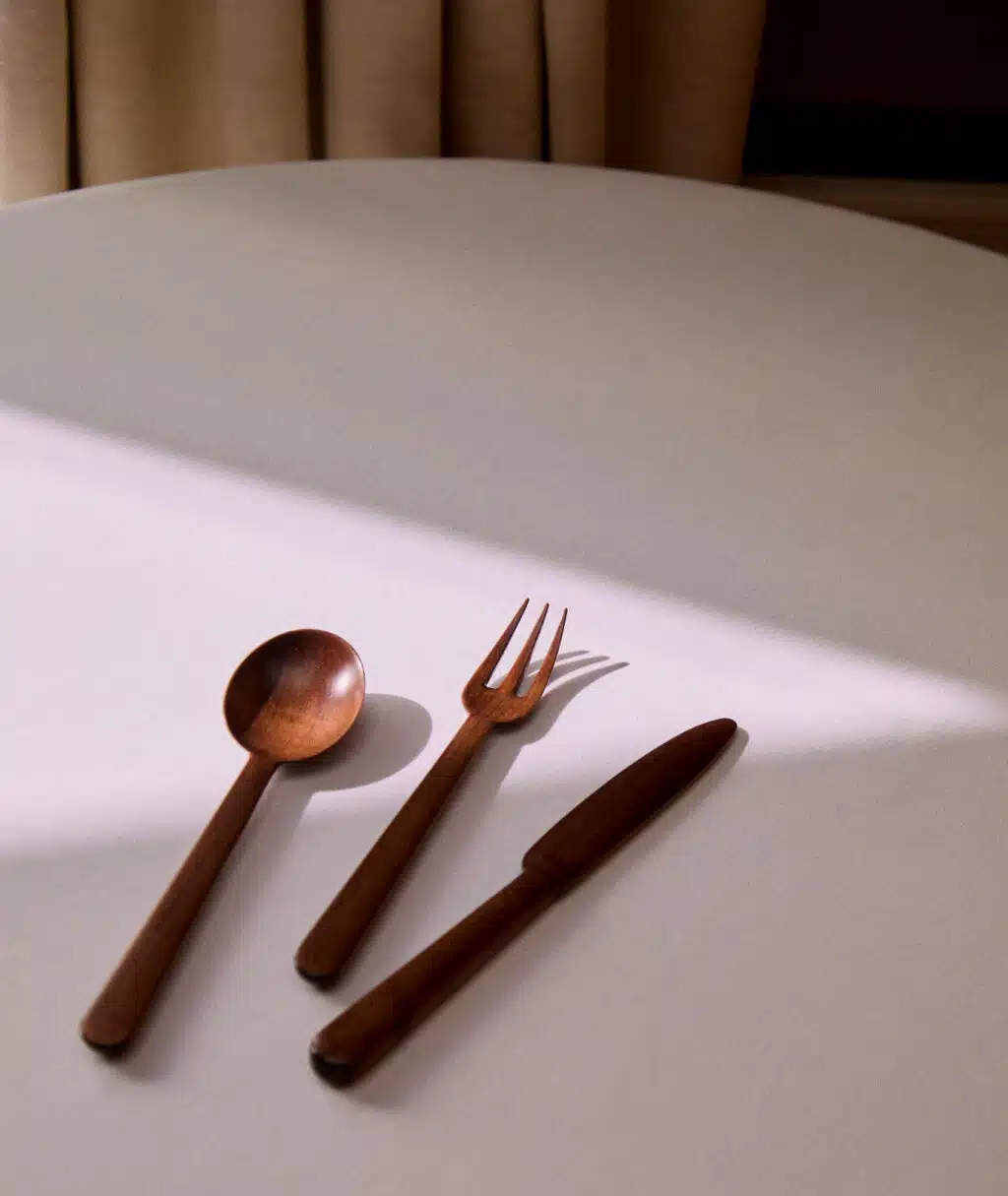 Visuel de table dressée avec la collection de couverts en bois de cerisier Jersey et le service Dinner Service en argent massif.