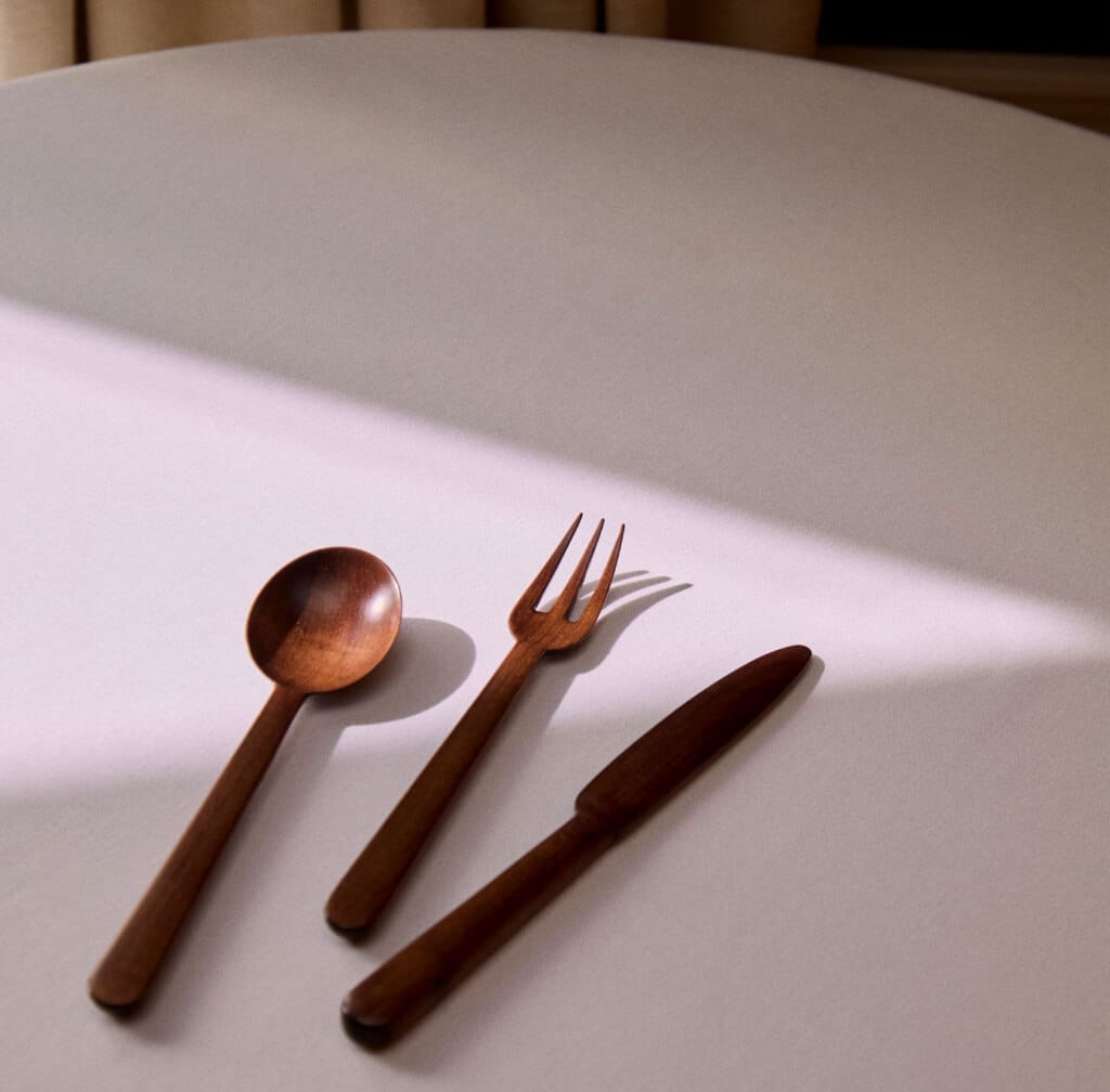 Couverts Jersey en bois de cerisier sur une table blanche