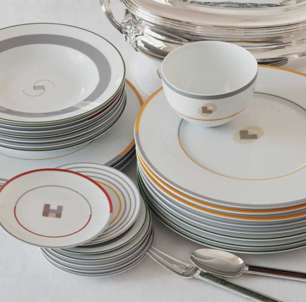 Piles d'assiette de la collection Monogrammes de Puiforcat