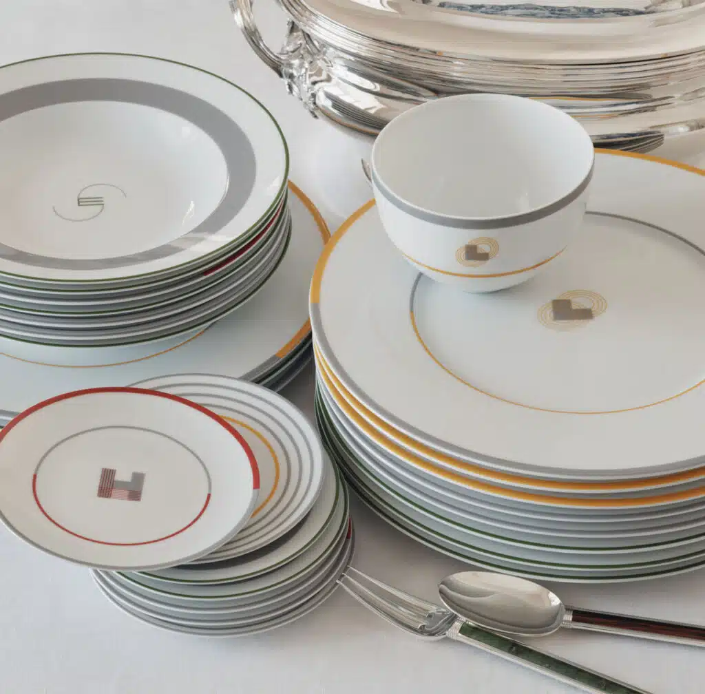 Piles d'assiette de la collection Monogrammes de Puiforcat