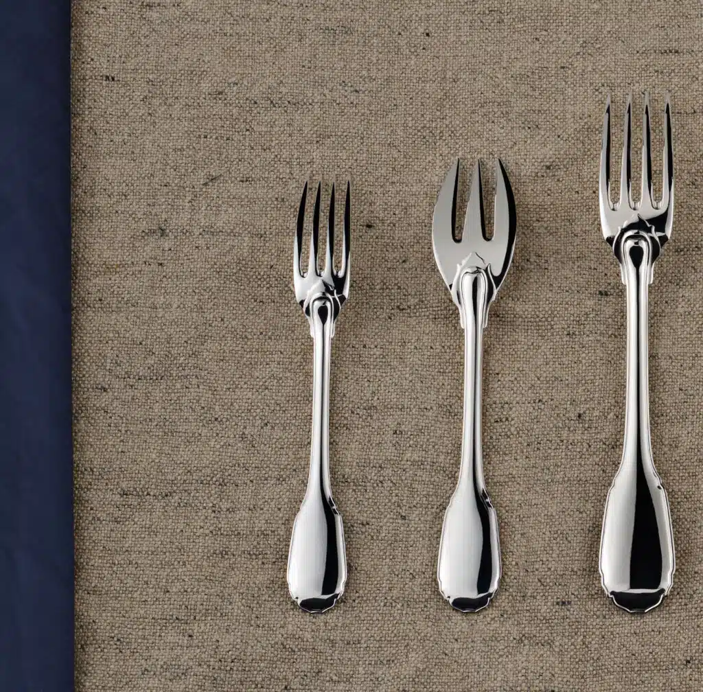 Couverts Noailles sur une nappe beige et bleue