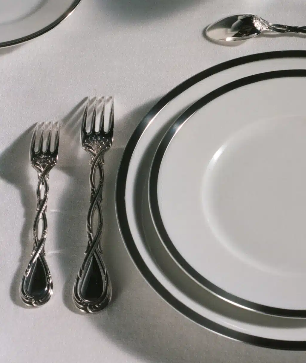 Couverts Royal dressés avec des assiettes Cercle d'Orfèvre Argent 