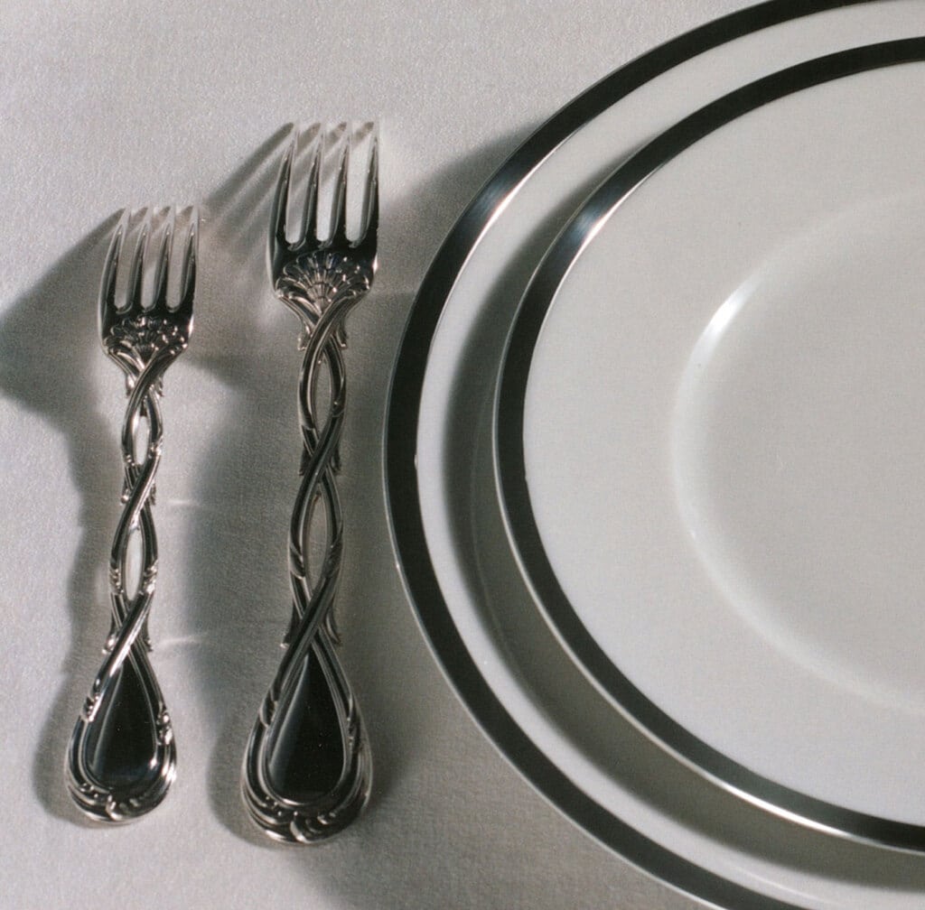 Couverts Royal dressés avec des assiettes Cercle d'Orfèvre Argent