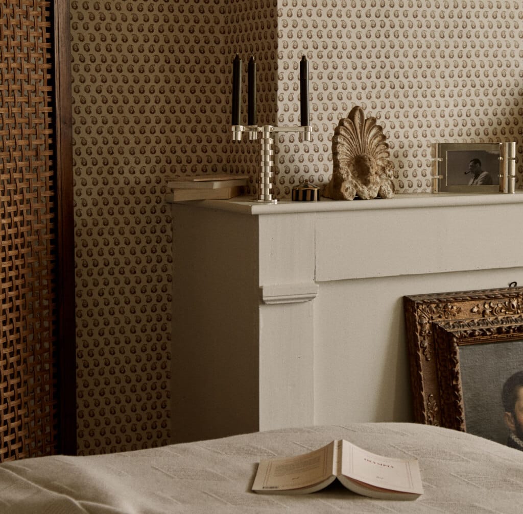 Candélabre Ruban sur une cheminée devant un papier peint