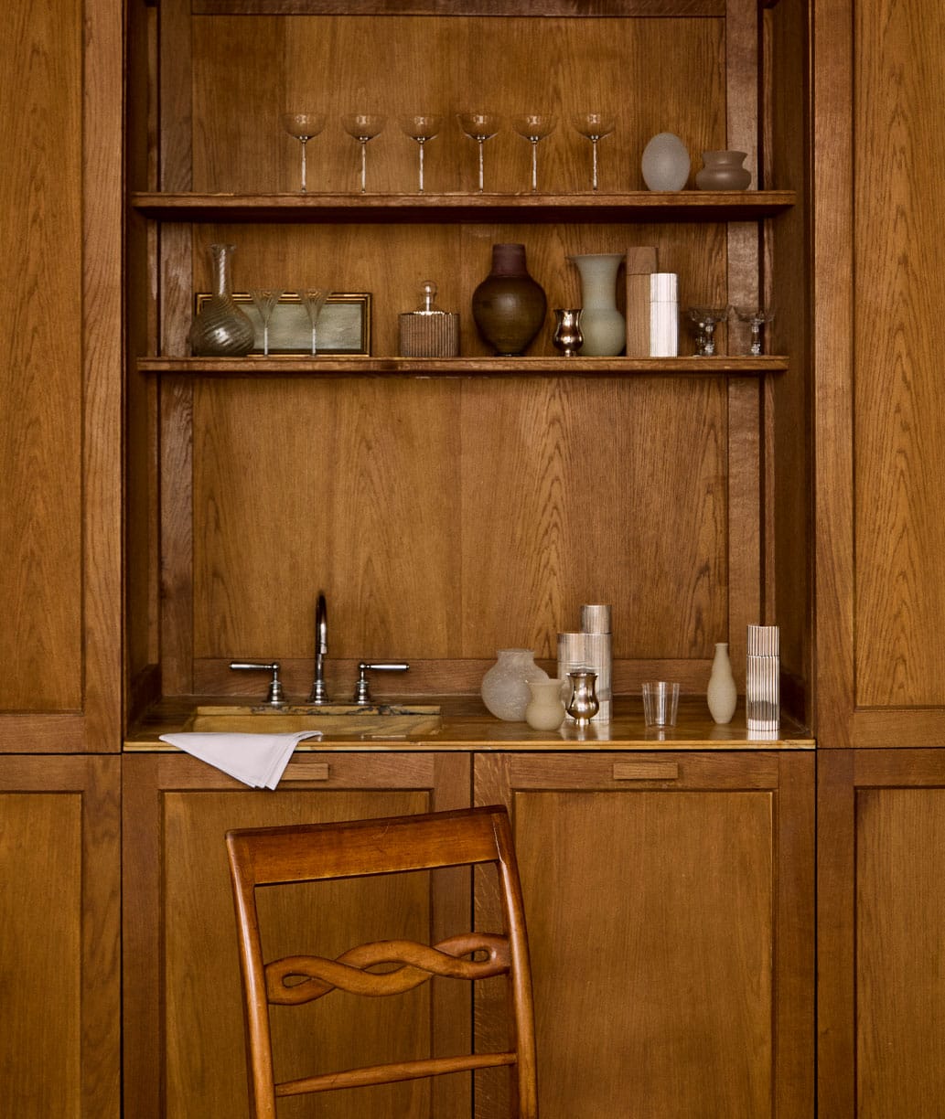 Moulins Granville sur une étagère en bois