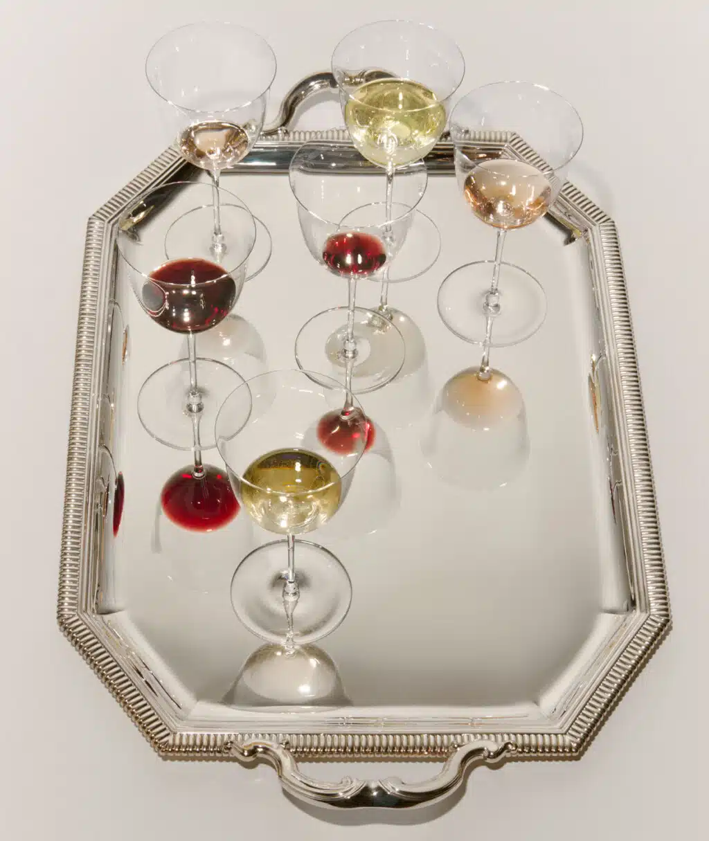 plateau en argent avec verres en verre remplis