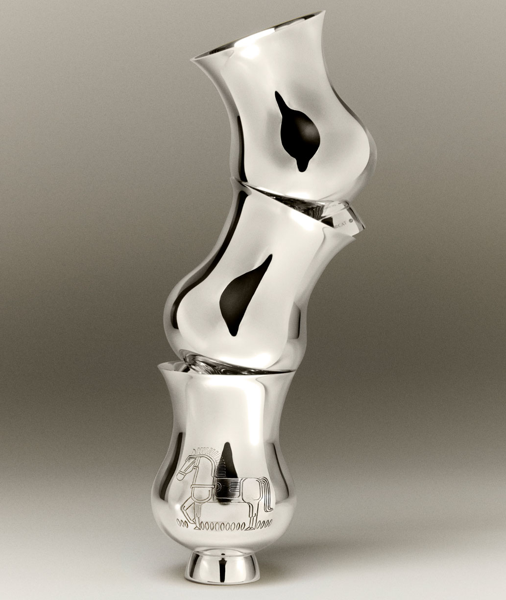 Timbale gravée vermeil du signe du zodique de l'"Année du Cheval" de la collection Pour le champagne de Puiforcat sur fond clair.