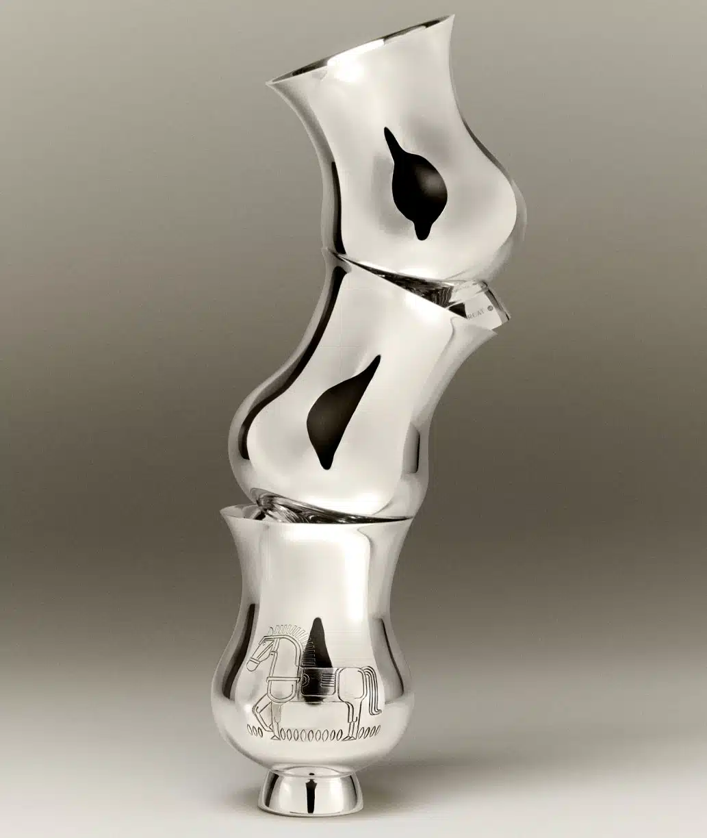 Timbale gravée vermeil du signe du zodique de l'"Année du Cheval" de la collection Pour le champagne de Puiforcat sur fond clair.