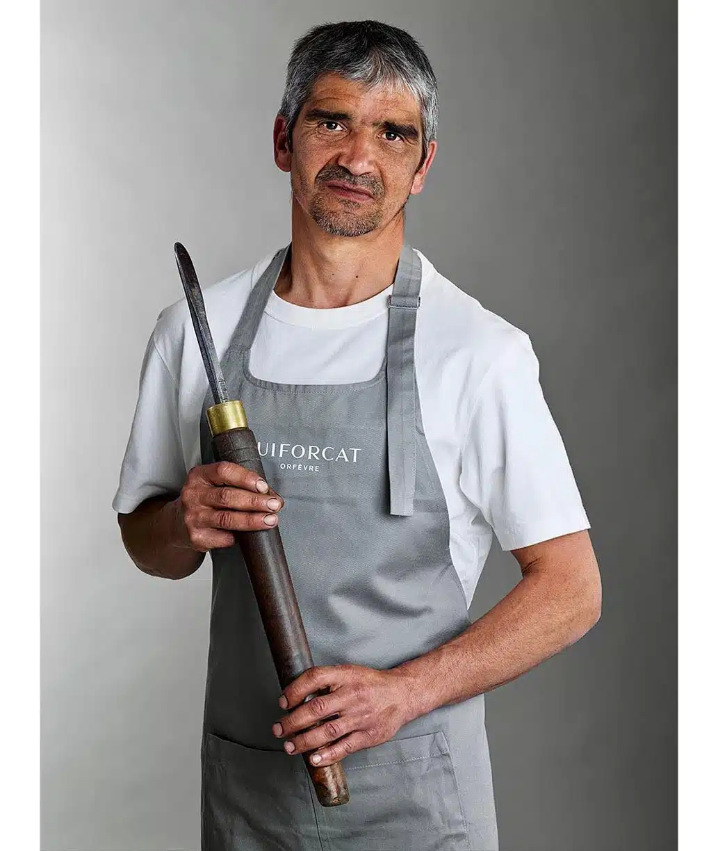 Mickael, repousseur à l'atelier Puiforcat