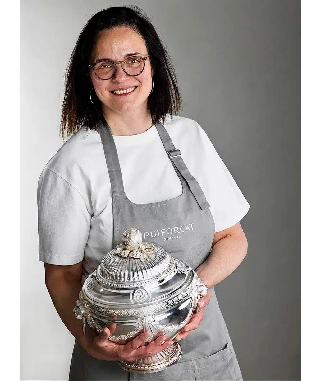 Nathalie, ciseleuse à l'atelier Puiforcat