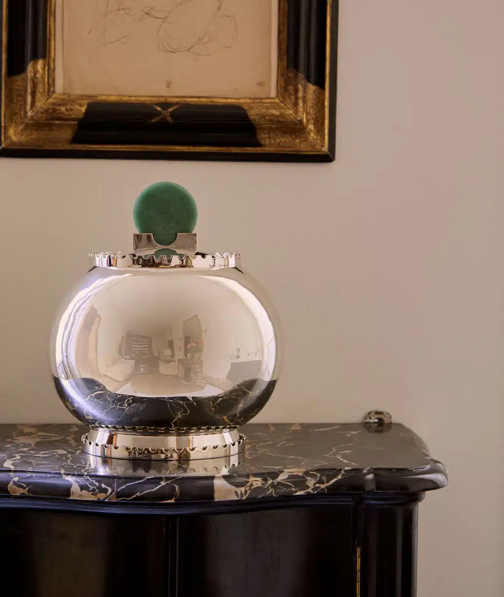 Soupière Œuf sur une commode