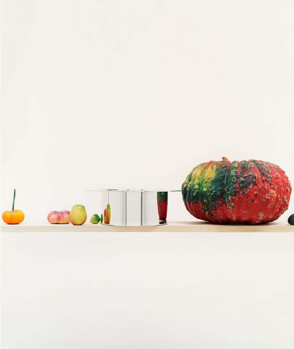 plat rond creux Dinner Servie sur une étagère de fruits et légumes