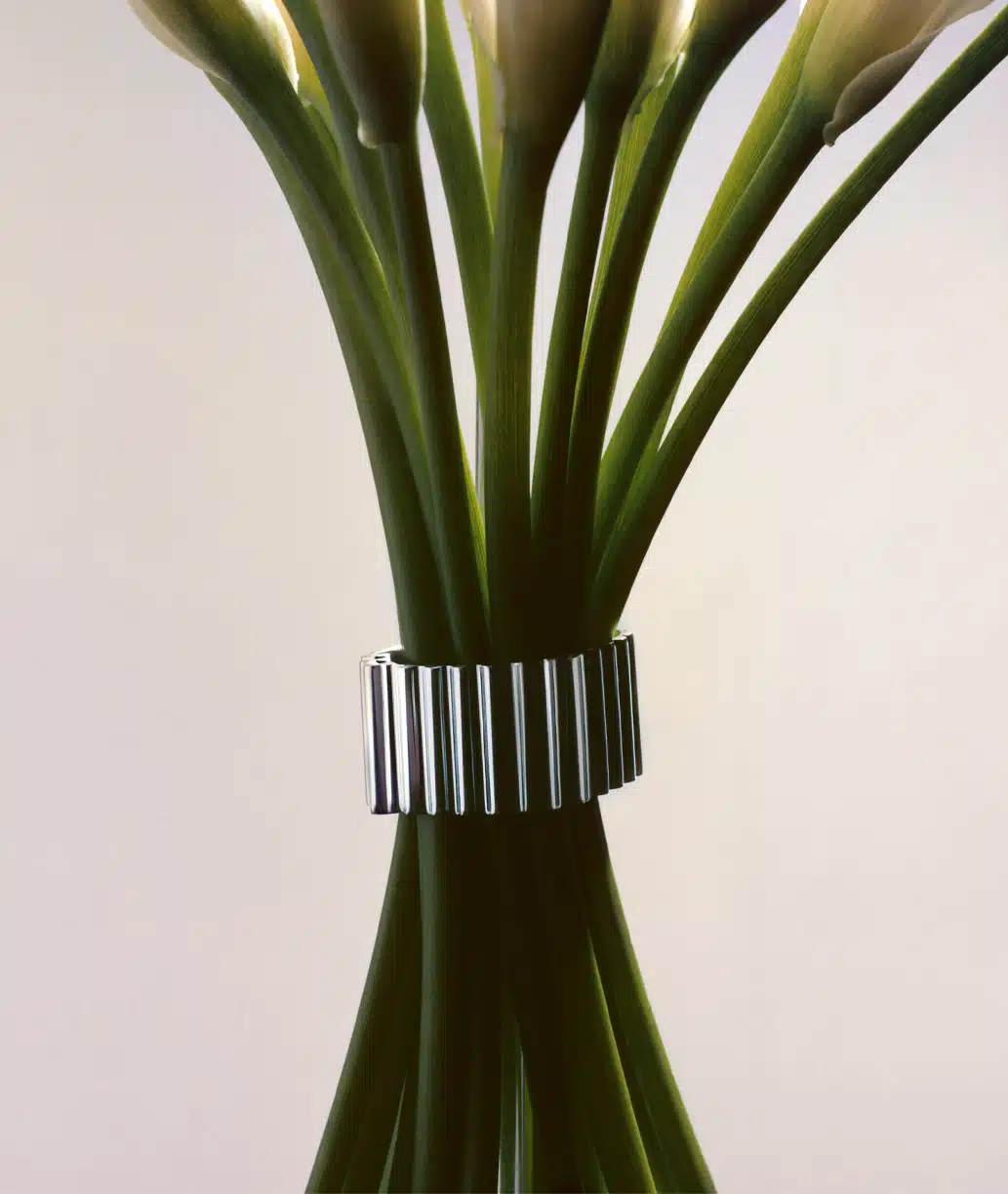 Bouquet d'arum tenu par un rond de serviette