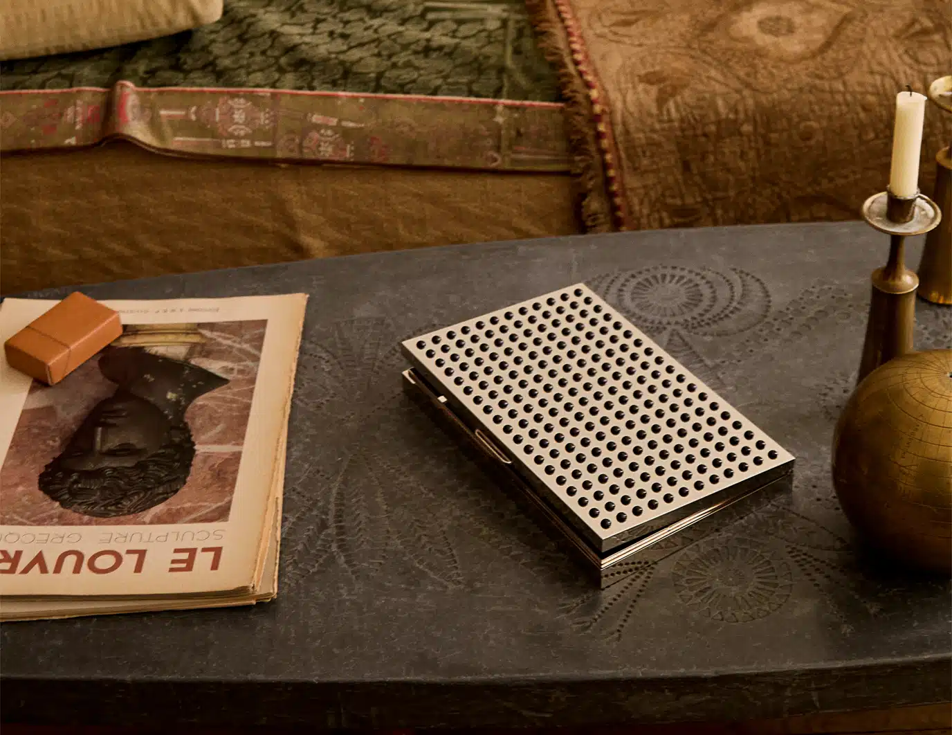 Boîte Visionnaire avec cabochons en onyx sur une table basse