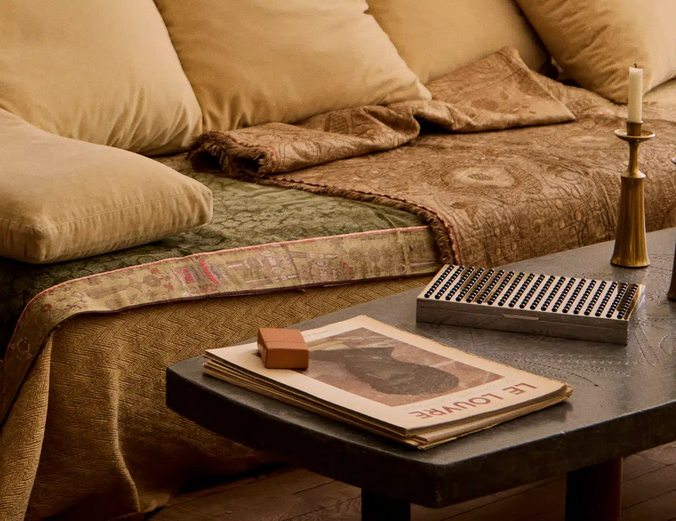 Boîte Visionnaire avec cabochons en onyx sur une table basse