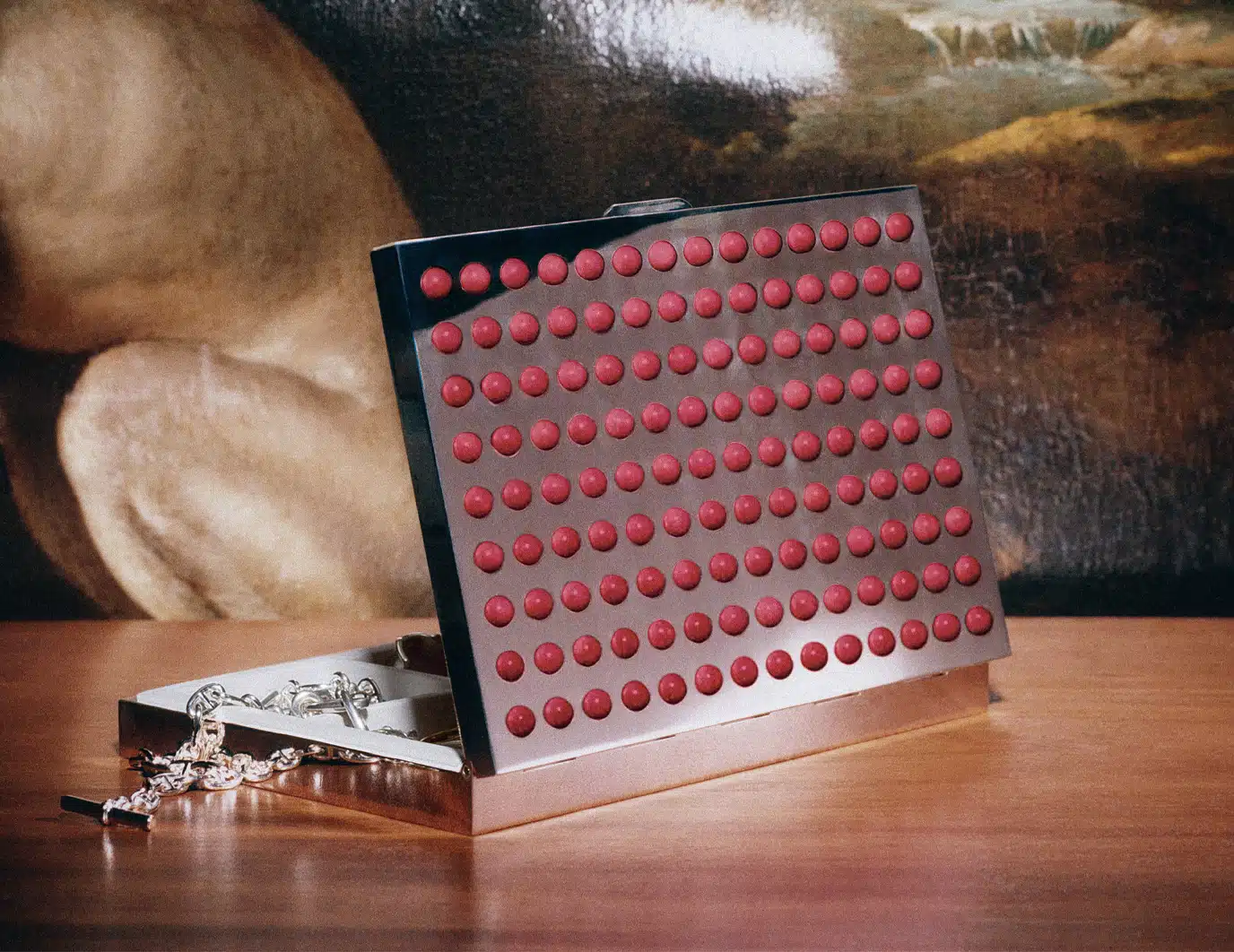 Boîte Visionnaire avec cabochons en thulite sur une table, posée devant un grand tableau ou l'on devine un chien peint