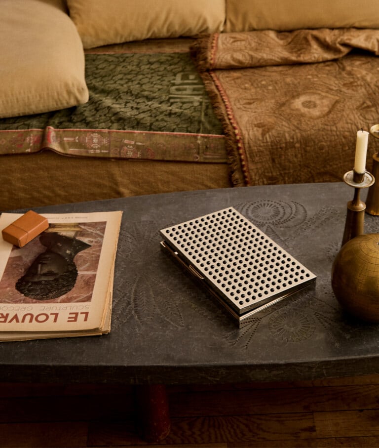 Boîte Visionnaire avec cabochons en onyx sur une table basse