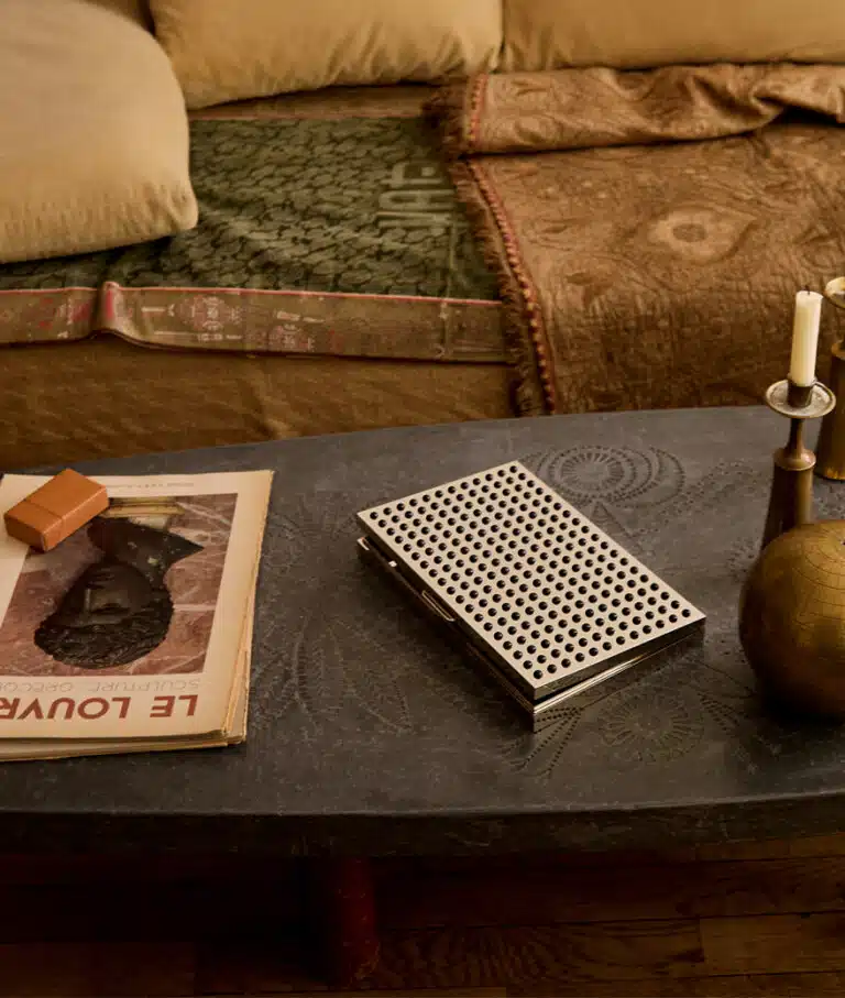 Boîte Visionnaire avec cabochons en onyx sur une table basse