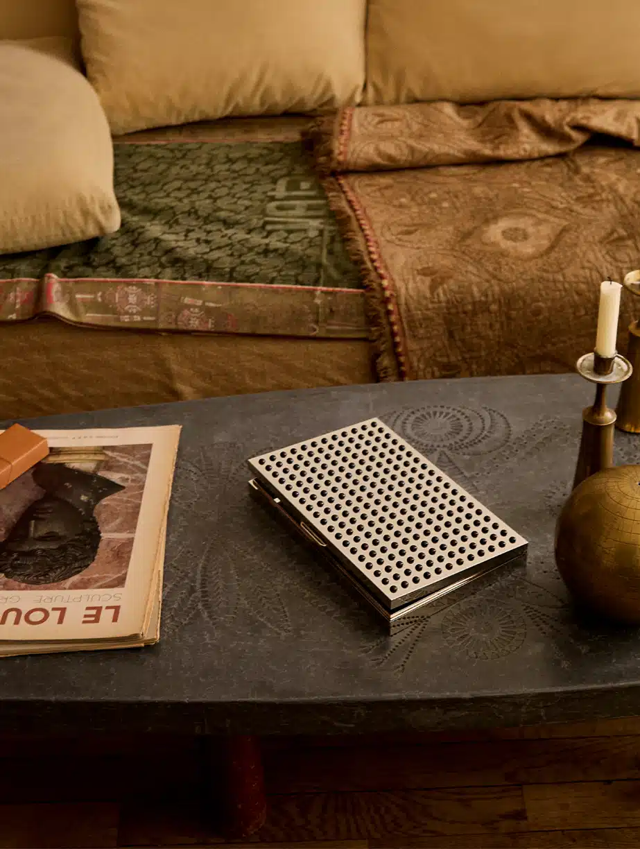 Boîte Visionnaire sur une table basse dans un salon