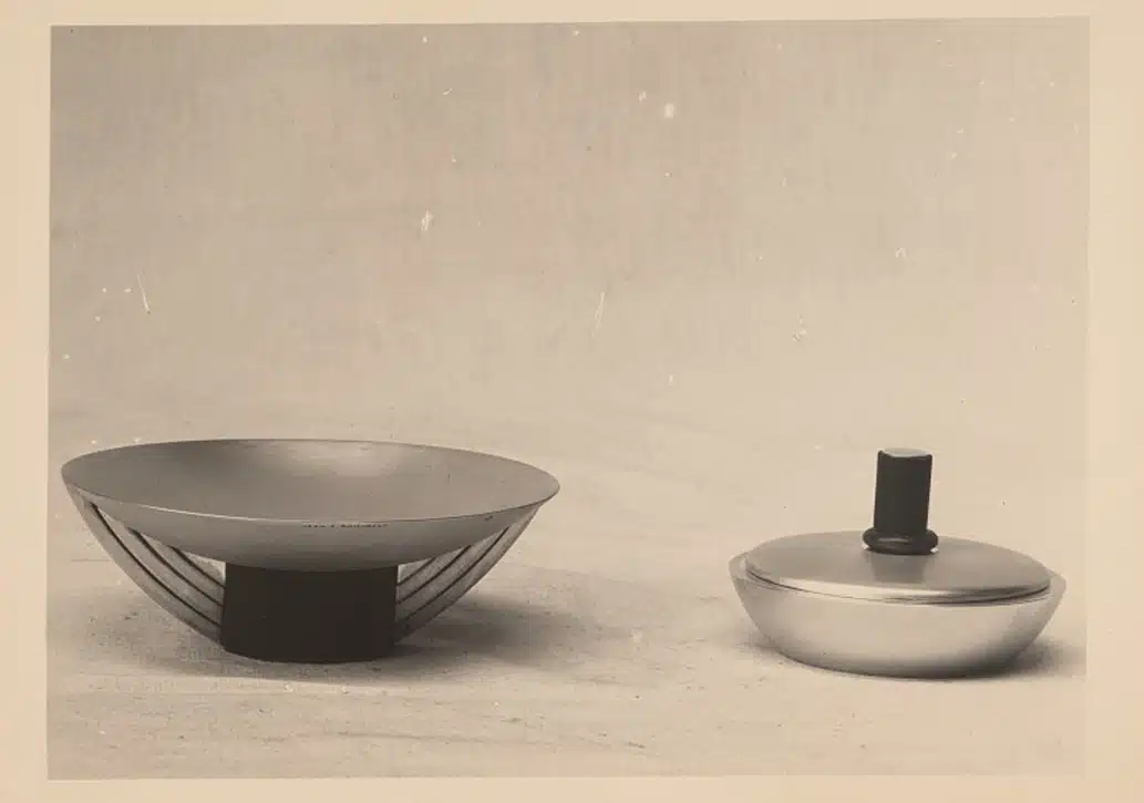 Photo d'archives de la coule à ailettes à côté d'un boîte Moderne