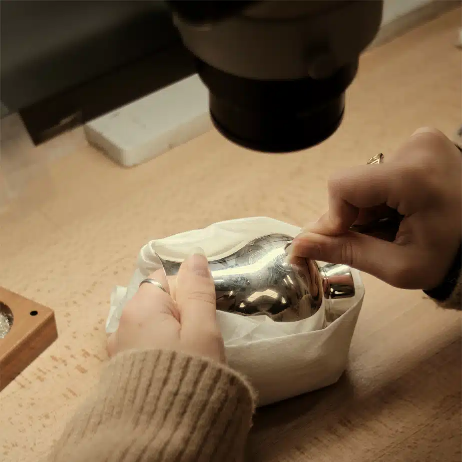 Gravure sur timbales, coulants et coquetiers