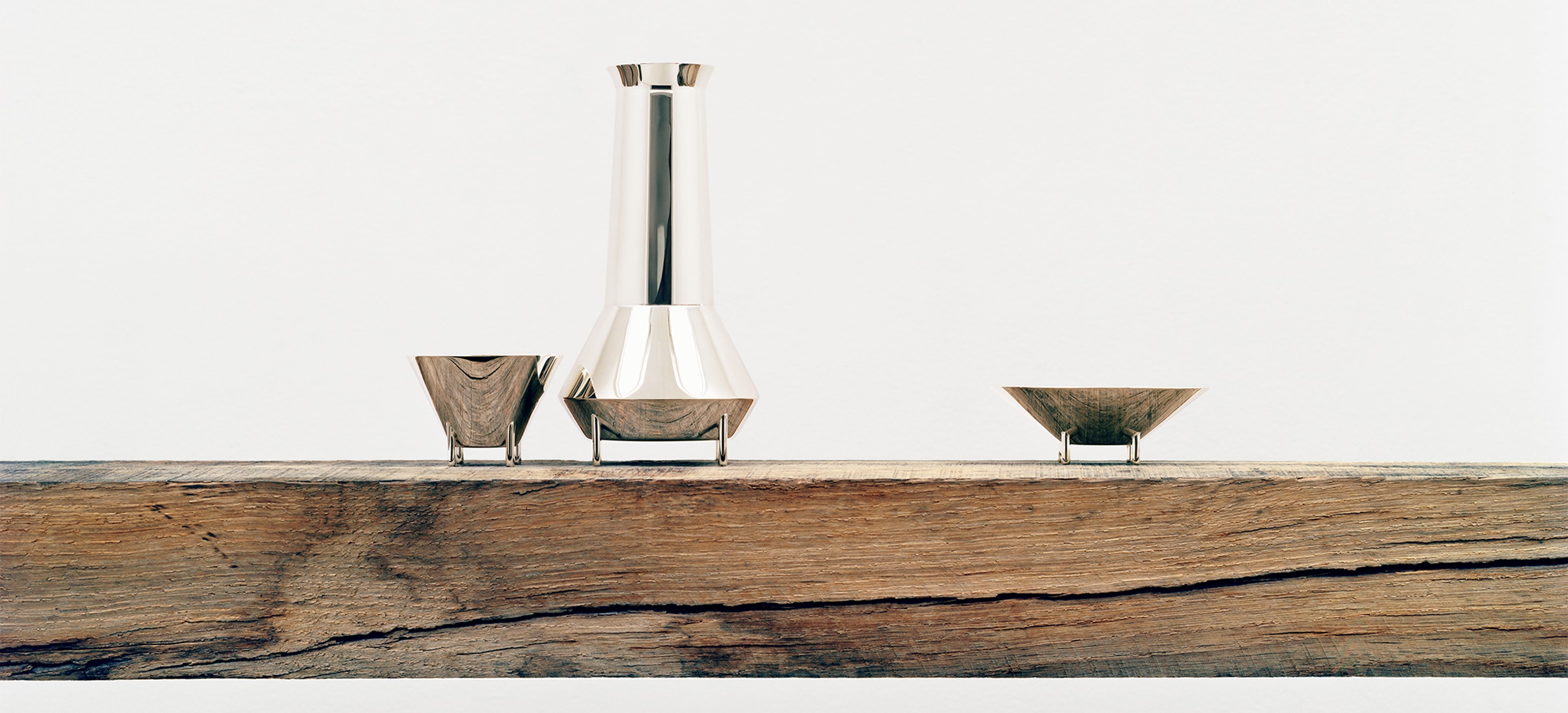 2 verres et une carafe de la collection Kanmi, réalisée en collaboration avec Tomás Alonso, posés sur une poutre en bois