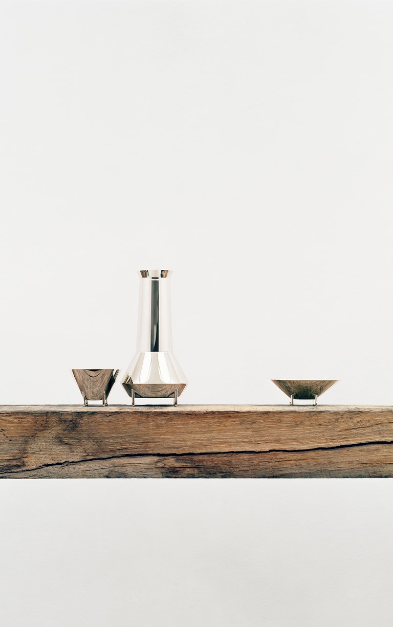 2 verres et une carafe de la collection Kanmi, réalisée en collaboration avec Tomás Alonso, posés sur une poutre en bois