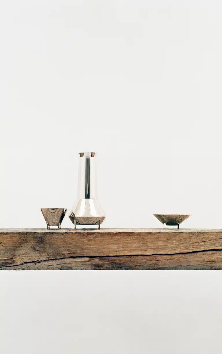2 verres et une carafe de la collection Kanmi, réalisée en collaboration avec Tomás Alonso, posés sur une poutre en bois