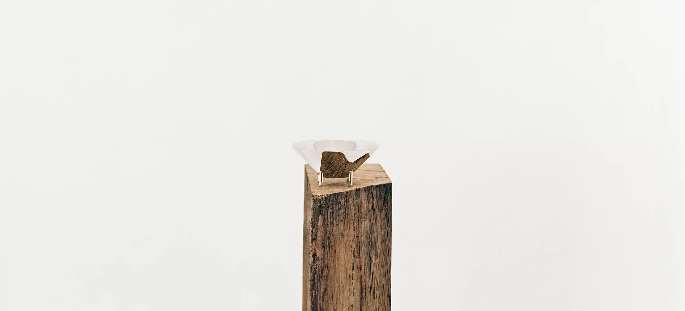 Verre 02 de la collection Kanmi, réalisée en collaboration avec Tomás Alonso, posé sur une poutre en bois