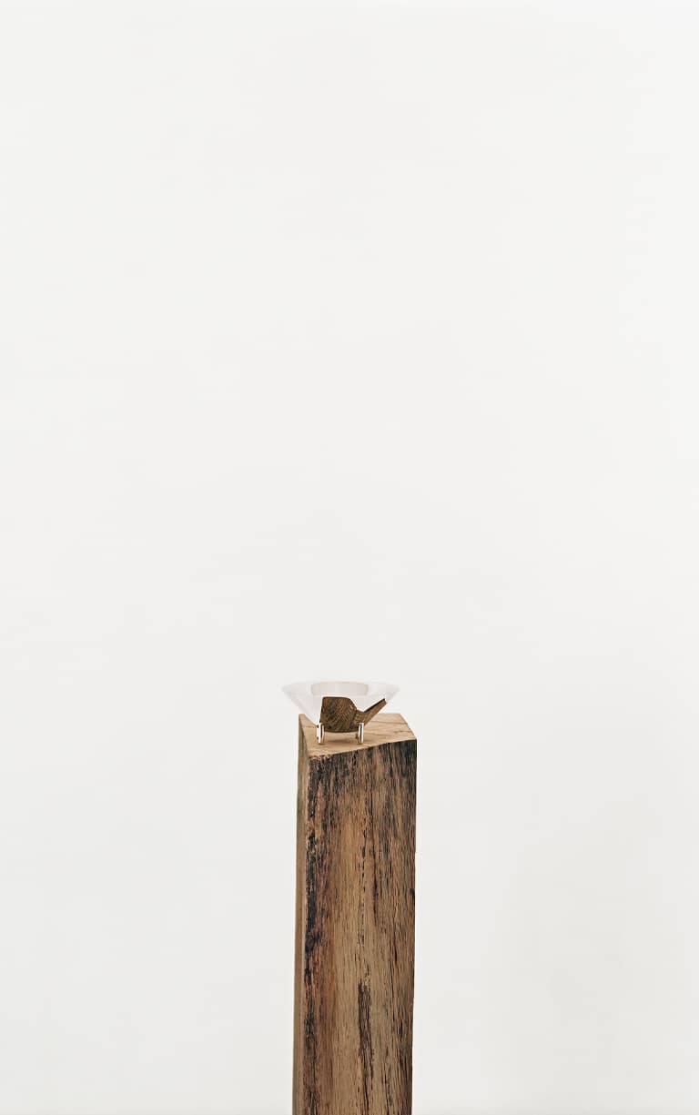 Verre 02 de la collection Kanmi, réalisée en collaboration avec Tomás Alonso, posé sur une poutre en bois