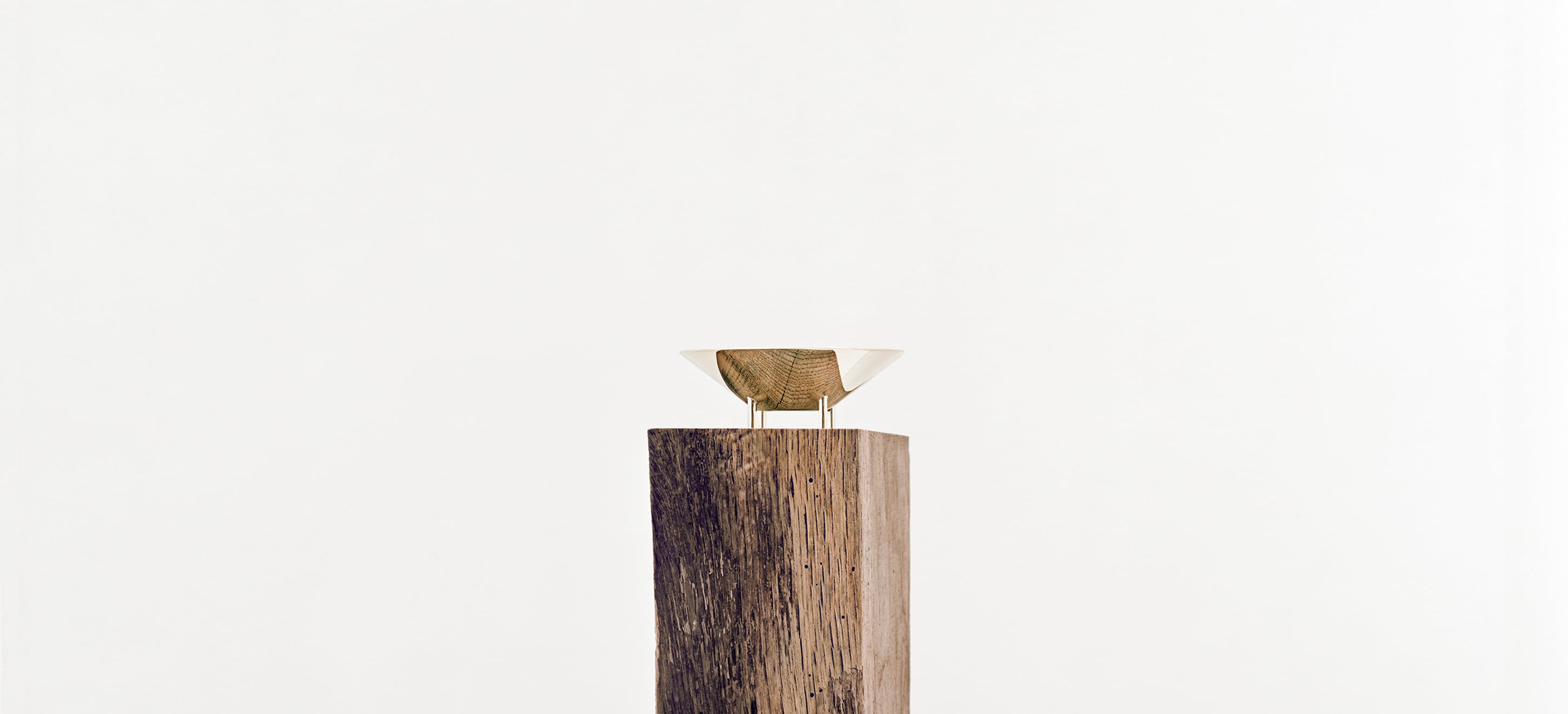Verre 01 de la collection Kanmi, réalisée en collaboration avec Tomás Alonso, posé sur une poutre en bois