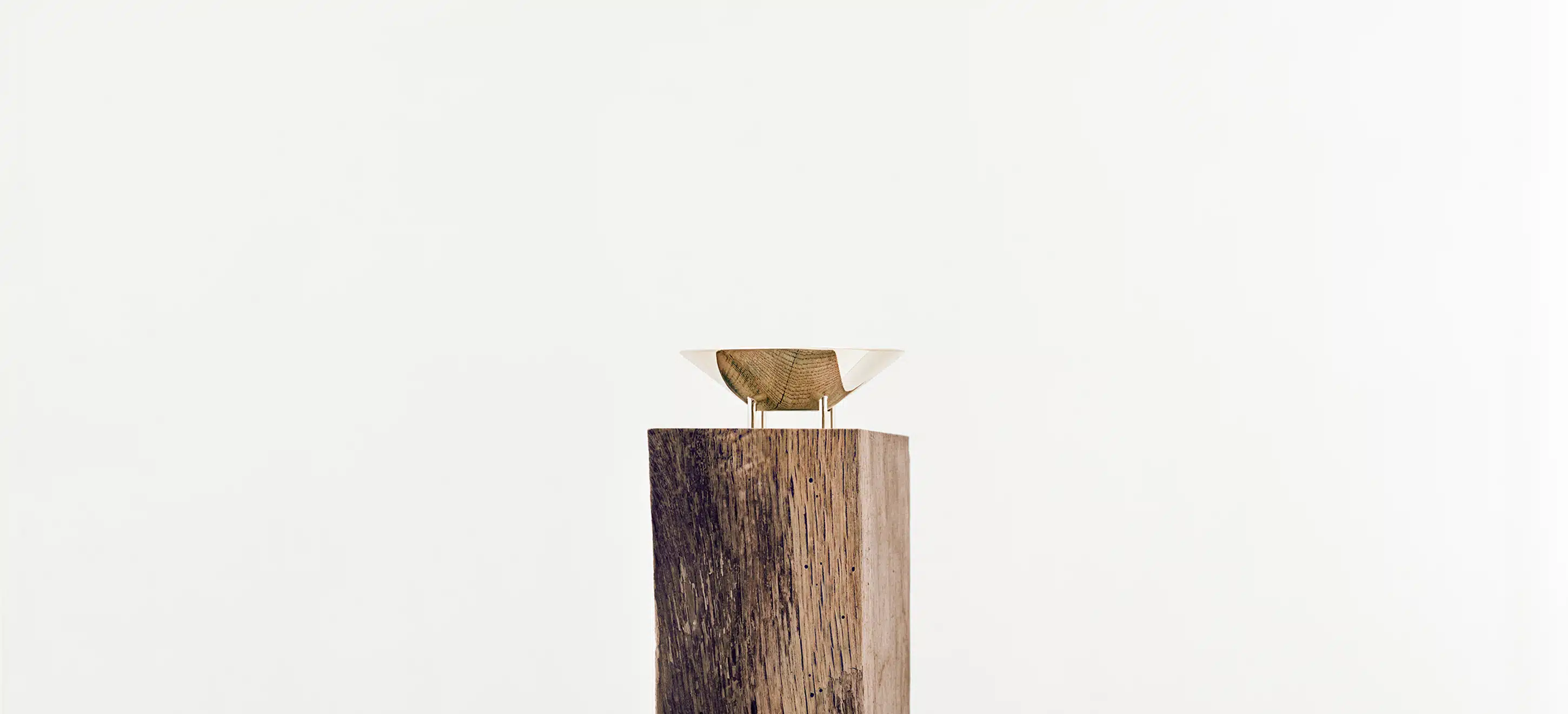 Verre 01 de la collection Kanmi, réalisée en collaboration avec Tomás Alonso, posé sur une poutre en bois