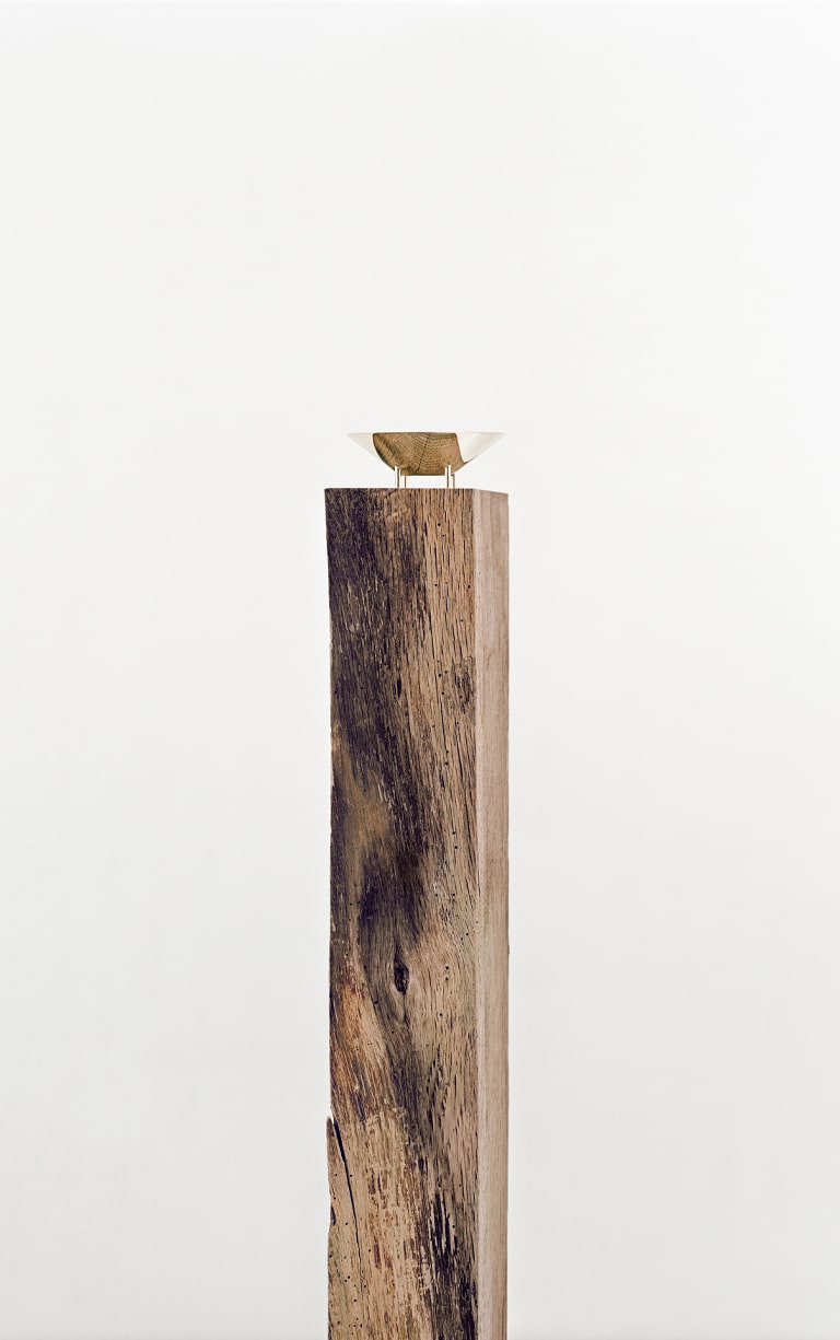 Verre 01 de la collection Kanmi, réalisée en collaboration avec Tomás Alonso, posé sur une poutre en bois
