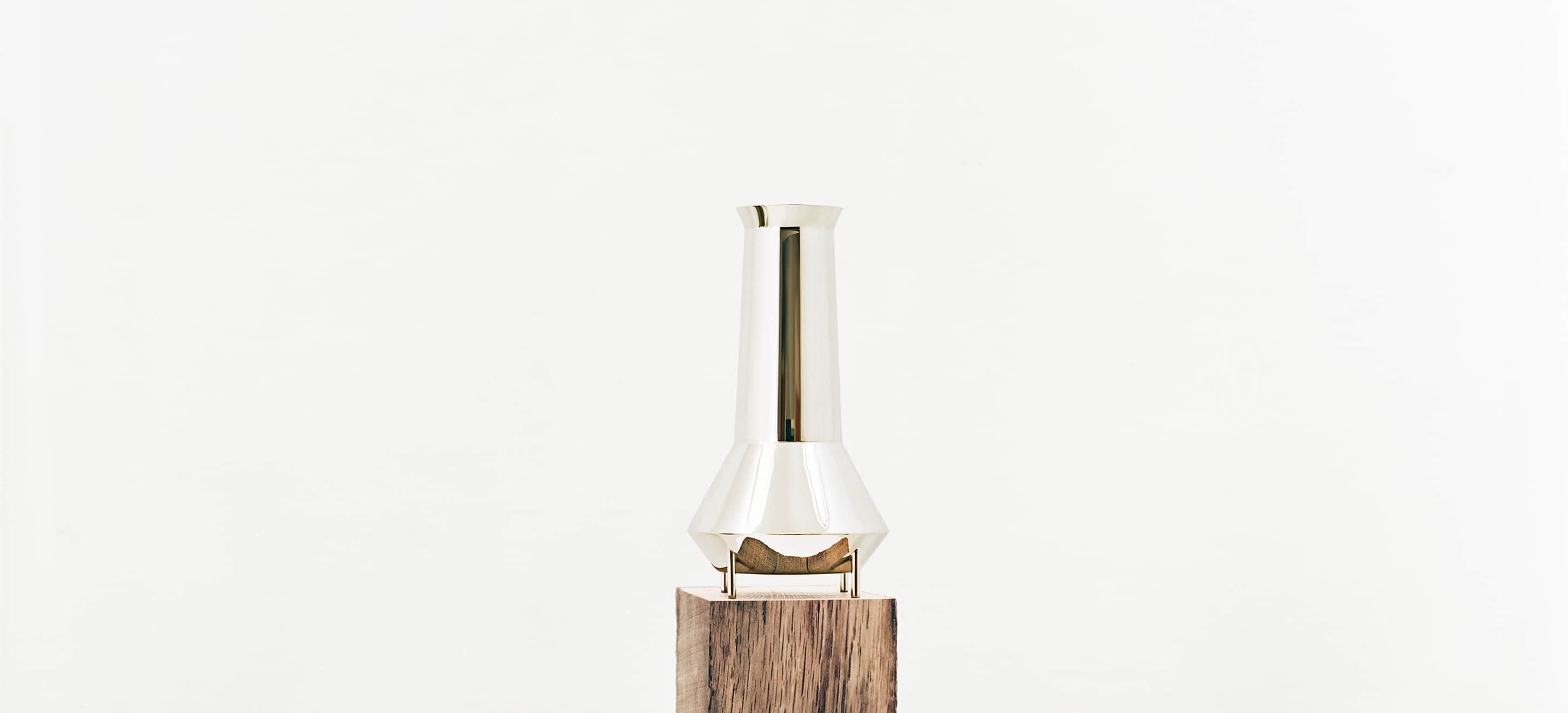 Carafe de la collection Kanmi, réalisée en collaboration avec Tomás Alonso, posé sur une poutre en bois