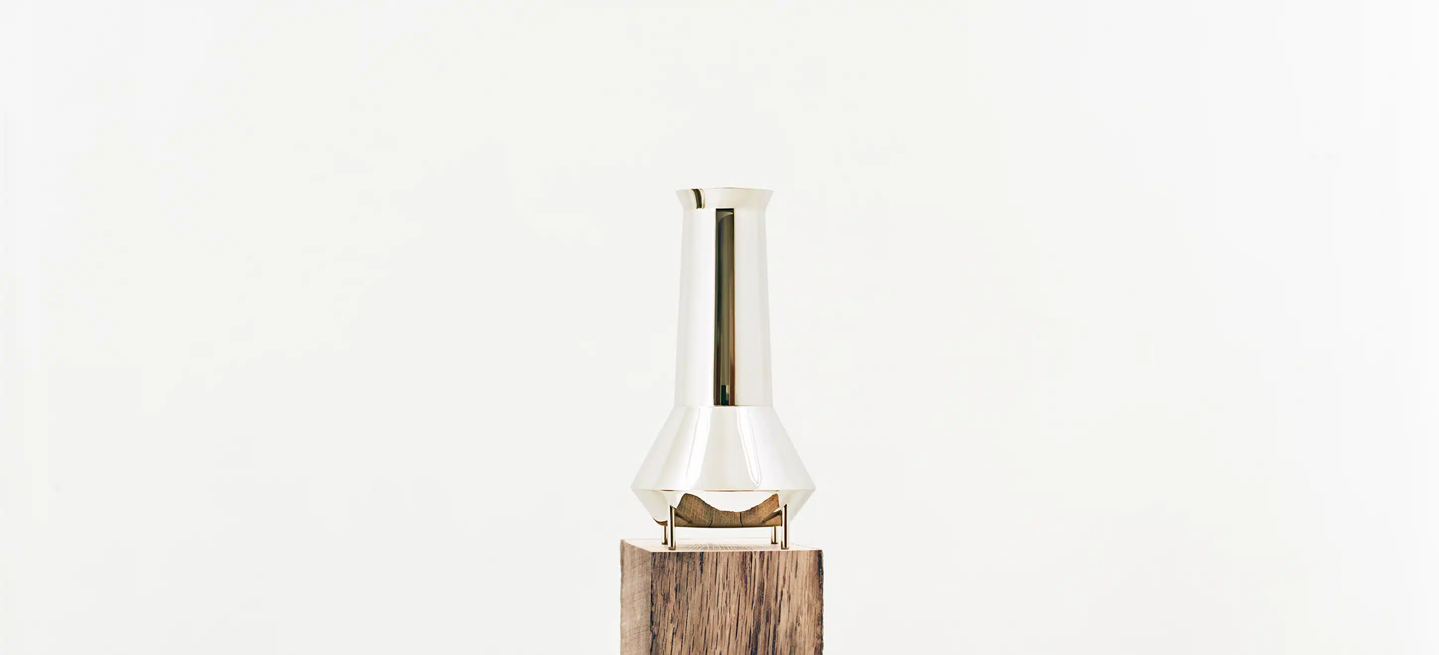 Carafe de la collection Kanmi, réalisée en collaboration avec Tomás Alonso, posé sur une poutre en bois