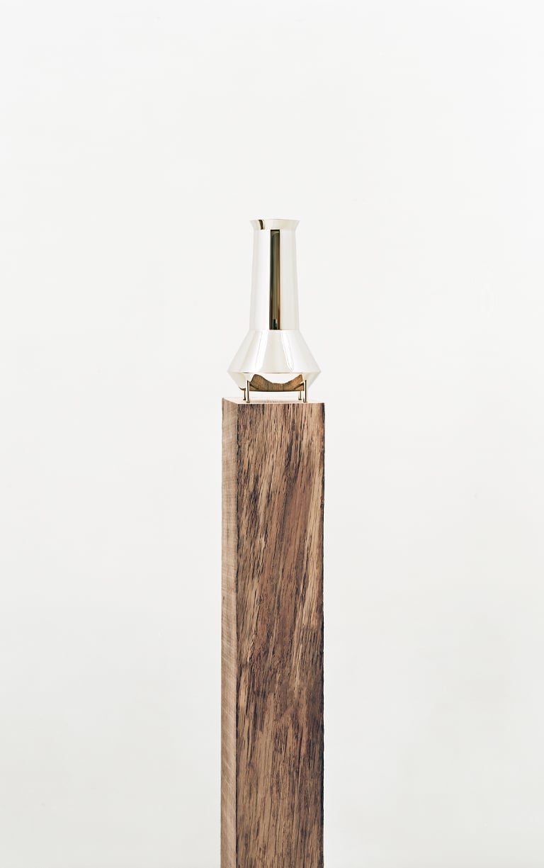 Carafe de la collection Kanmi, réalisée en collaboration avec Tomás Alonso, posé sur une poutre en bois