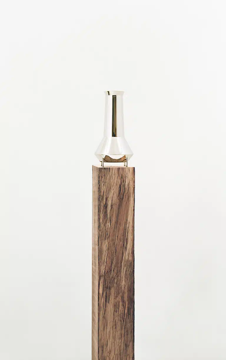 Carafe de la collection Kanmi, réalisée en collaboration avec Tomás Alonso, posé sur une poutre en bois