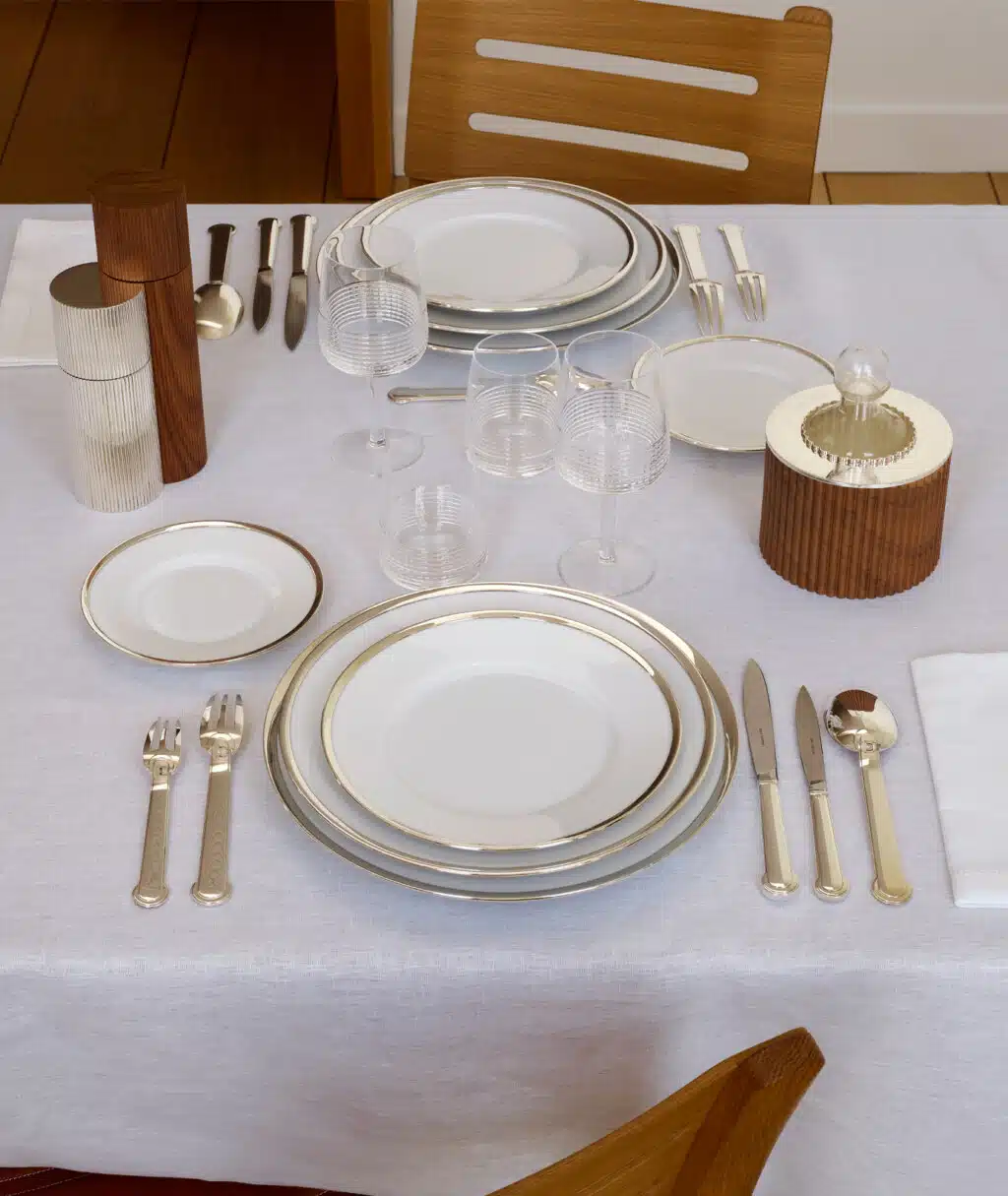 Couverts Annecy sur une table dressée 