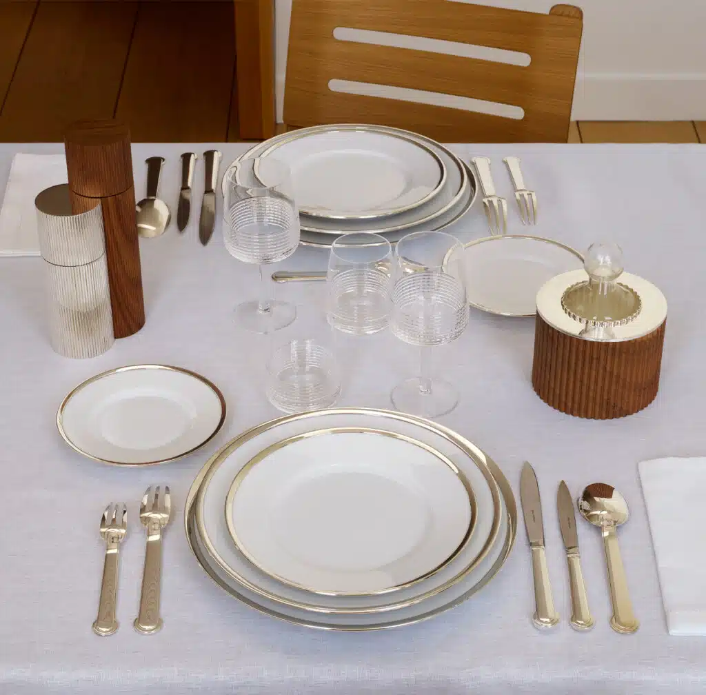 Couverts Annecy sur une table dressée