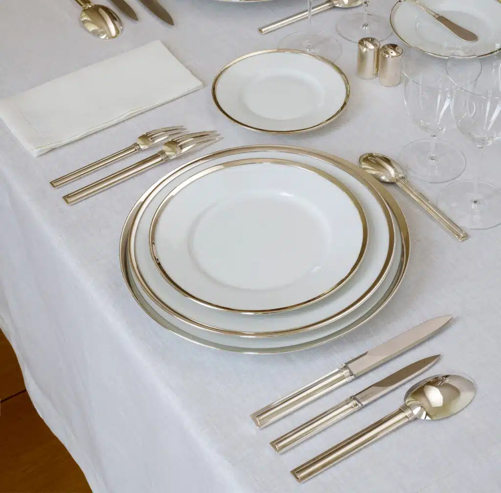 Couverts de la collection Cannes sur une table dressée