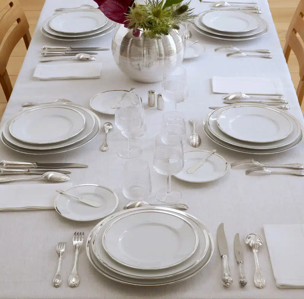 Couverts Elysée sur une table dressée