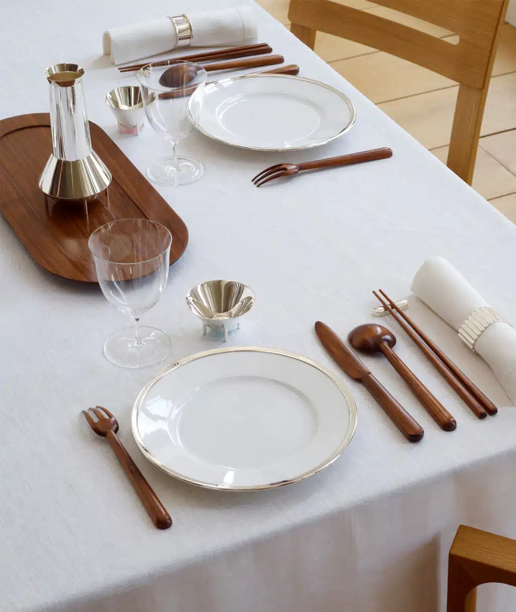 Couverts Jersey sur une table dressée 