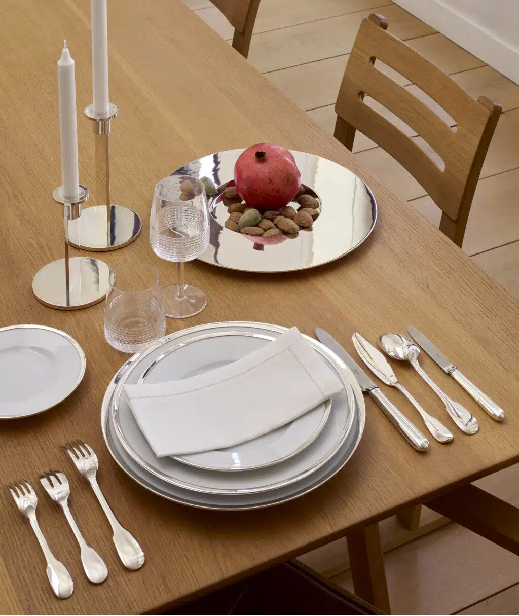 Couverts Louvois sur une table dressée