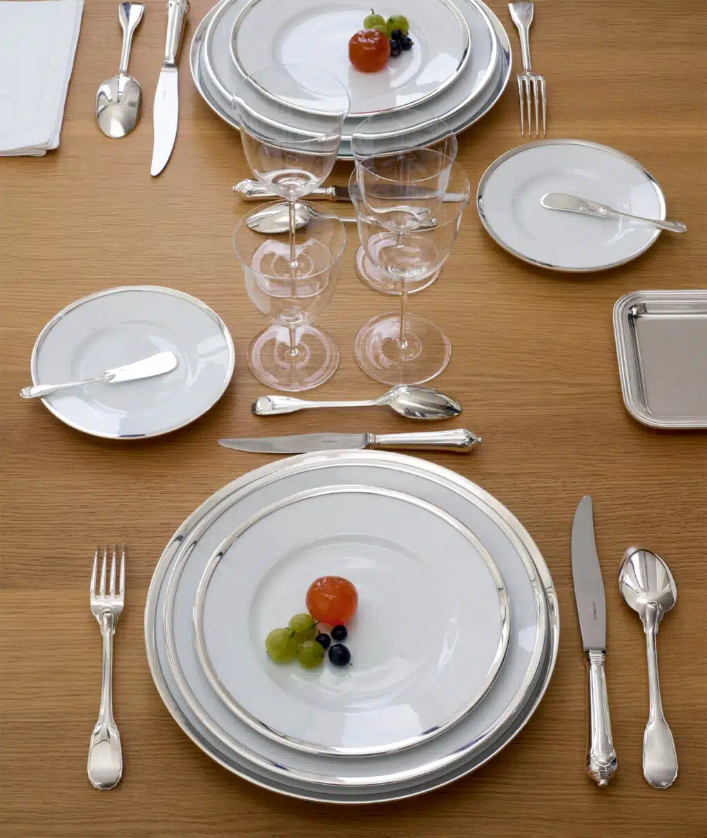 Couverts Noailles sur une table dressée