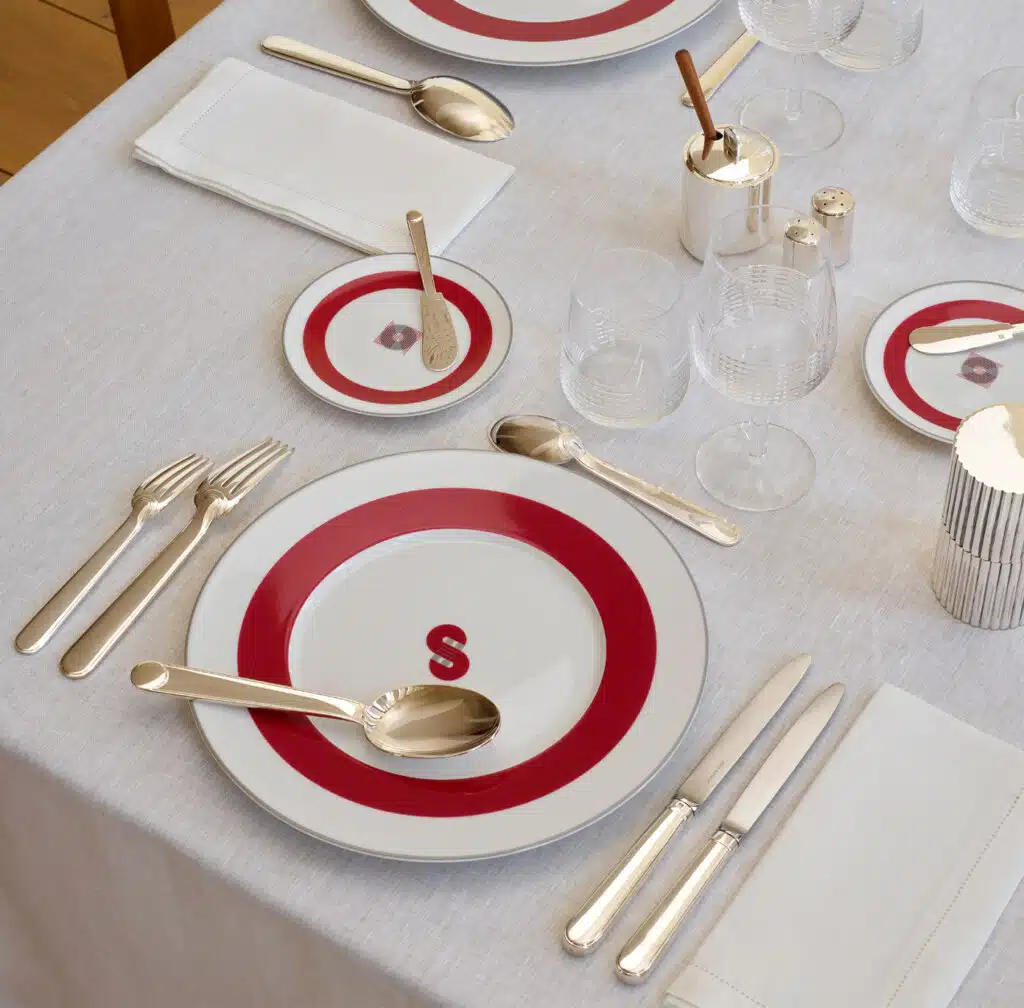 Couverts Normandie sur une table dressée